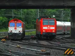 Die Class66 PB13 von Crossrail sieht fast zierlich neben der 146 022 aus, die mit einer Dosto Garnitur am Haken unter der Br�cke Turmstrasse am 16.05.2012 auf der KBS 485 durch Aachen West nach 
