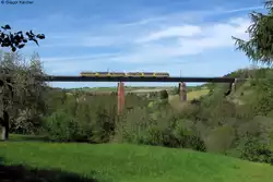 Eine Karlsruher S-Bahn �berquert den Stockerbachviadukt in Aach bei Dornstetten.