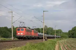 Da diese Baureihe nun so selten geworden ist, habe ich mich umso mehr gefreut, als die 140 810-3 am 20.05.2012 mit einer weiteren ihrer Art und einen Stahlzug durch Br�hl fuhr.