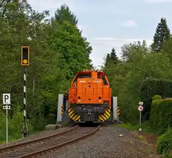 Lok 44 (MaK G 1000 BB) der Kreisbahn Siegen-Wittgenstein (KSW) kommt mit einem G�terzug am 18.05.2012 Neunkirchen �ber die Hellerbr�cke, sie f�hrt in Richtung Herdorf.