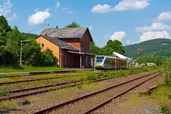 Der Bahnhof Herdorf, an der Hellertalbahn (KBS 462), am 24.05.2012.