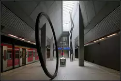 Mit Tageslicht -     Der unterirdische Endbahnhof der S-Bahnlinie 2 in Filderstadt-Bernhausen erhält über ein Oberlicht Tageslicht.