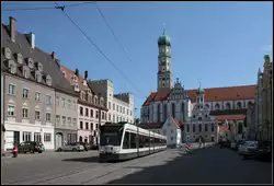 Schönes Augsburg -     Eine Combino-Straßenbahn am Ulrichsplatz.