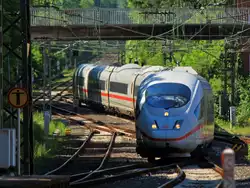 Am 26.05.2012 schleicht ein ICE aus Belgien kommend die S�drampe zum Aachener Hbf runter.