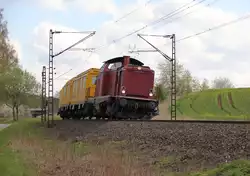 Beifang beim Spazieren gehen: V100 2335 mit Bauger�mpel in Richtung Norden.