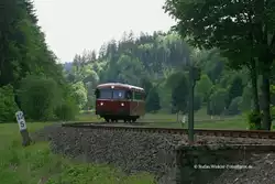Beim Besuch an der Insel-Museumsbahn Steinwiesen-Nordhalben entstand dieses Bild vom solo fahrenden Hochwaldbahn VT 51 zwischen Mauthaus und Dürrenwaid.