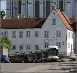 Der kurze Anstieg ist fast geschafft -     Die CityFlex-Straßenbahn erreicht am Ende des steilen Milchberg den Ulrichsplatz.