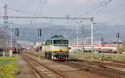 754 055-2 im Bahnhof Bansk� Bystrica/Neusohl rangiert zum Fernzug R 811 „Horehronec“ in Richtung Brezno/Bries – Červen� Skala – Ko�ice/Kaschau; 18.04.2011