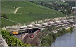 Doppelter Nachschuss und ein Güterzug -     Fern-, Regional- und Güterverkehr nahe dem Würzburger Hauptbahnhof.