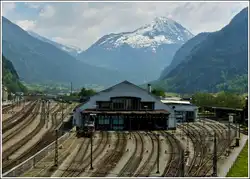- Spiegelverkehrt - Die Form des Gotthard Massivs findet man spiegelverkehrt in der Silhouette des Lokomotiv Depots von Erstfeld wieder.