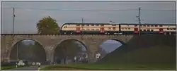 Aus den Nebelschleiern lugt die Abendsonne hervor und taucht die Z�richer S-Bahn in gelbes Licht.