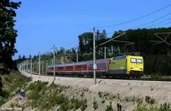 DB 101 013-1 mit Werbung Documenta Kassel schiebt RE 4012 M�nchen - N�rnberg, M�nchen-N�rnberg-Express, KBS 900.1 SFS N�rnberg - M�nchen, fotografiert bei Denkendorf am 20.05.2012    