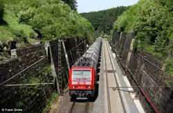 DB 185 355-5 vor Ganzzug Kesselwagen Richtung Regensburg, KBS 880 N�rnberg - Passau, fotografiert bei Kleinalfalterbach am 25.05.2012