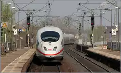 Frontal -     Durchfahrt eines ICE 3 im Bahnhof Mannheim-Handelshafen.