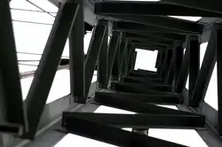 Ein neuer Mast mit langem Ausleger, Kamera reingelegt und auf Selbstausl�ser gedr�ckt.....