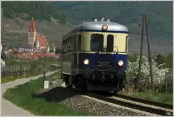 Dieseltriebwagen 5042.014 f�hrt als R 16260 von Wien nach Spitz an der Donau.