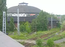 21.07.04 , die Rotunde des Bw Pankow macht hier noch einen relativ ordentlichen Eindruck, w�chst aber langsam zu