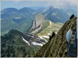 - Atemberaubend - Die waghalsige Streckenf�hrung der Montreux-Glion-Rochers de Naye-Bahn (MGN) zwischen der Bergstation und dem Halt Jaman von dem Gipfel des Rochers de Naye (2042 m �.M.) aus gesehen.