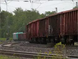 In kurvenreicher Fahrt unterwegs auf der KBS 480 ist dieser G�terzug.