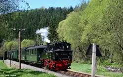 Pre�nitztalbahn 99 1542-2 mit Personenzug auf der Fahrt von J�hstadt nach Steinbach, fotografiert am Fl�sschen Schwarzwasser vor Schmalzgrube  am 10.05.2008