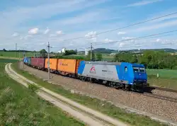 185 513 war am 10.05.2012 mit einem Containerzug  in der Ortschaft Katzbach (Haidinger Bogen) unterwegs.