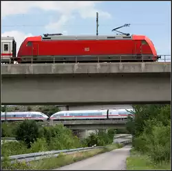 Hier stimmt nicht alles -     Ein IC auf der Müllkippenkurve und ein durchbrausender ICE auf der Hochgeschwindigkeitsstrecke Mannheim - Stuttgart.