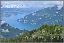 Zum Gl�ck ist die Schynige Platte Bahn rot, sonst s�he man sie nicht, wie sie aus dem Gr�tlitunnel hoch �ber dem Thunersee auftaucht.