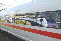 Die zwei E-Loks f�r RailOne (474 101 und 103) gespiegelt im ICE 3-Wagen 403 736.