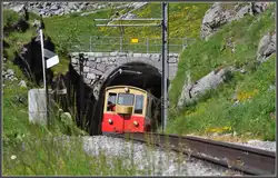 Zug 651 taucht aus dem Tunnel am Gr�tli.