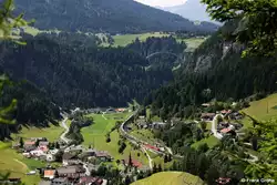 �BB 1116 238-5 + 1216 006-7 vor G�terzug zum Brenner, Brennerbahn KBS 300 Salzburg - Innsbruck - Brenner, fotografiert bei der Durchfahrt Sankt Jodok am 02.07.2010 --> Im Hintergrund ist die