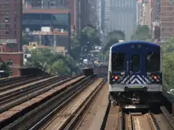 3.7.2012 Ein Pendlerzug (Commuter Train) aus Southeast / Brewster hat soeben 125th Street Harlem verlassen und f�hrt seinem Zielbahnhof Grand Central Terminal entgegen.