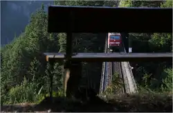 Eine, wie zu sehen ist, gem�tliche Fotostelle ist diese an der Mittenwaldbahn in Hochzirl gelegene, mit Blick auf den Vorbergviadukt.