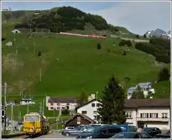 - Unterschiedliche Ebenen - W�hrend unten im Bahnhof von Andermatt eine Planier- und Stopfmaschine abgestellt ist, �berwindet ein MGB Regio in vier 180� Kehren mit drei Tunnels einen H�henunterschied