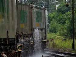 Wasserspiele 2: Bei einem heftigen Regenschauer sammelt sich Wasser auf den Planen der Wechselbr�cken, die nun beim Gleiswechsel auf die Montzenrampe abgesch�ttet werden.