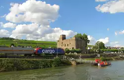 Die rechte Rheinstrecke f�hrt in R�desheim zwischen Rhein und der B42 mitten durch den beliebten Touristenort.