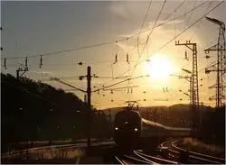 Sonnenuntergangsstimmung im Bahnhof Wien H�tteldorf, in den dieser Fernzug aus dem Westen einf�hrt.