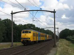Eine kleine �berraschung: Plan V im Einsatz als Intercity zwischen Den Haag und Venlo! Plan V 456 und 922 mit IC 1956 Venlo-Den Haag CS bei Vlierden am 19-7-2012.