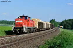 294 745-5 mit der �bergabe aus Wiesau (Oberpf) nach Marktredwitz mit mehreren Holzwagen bei Oberteich, 23.05.2012