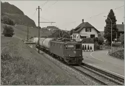 Die Ae 6/6 16515 mit eine kurzen G�terzug in Faulensee.