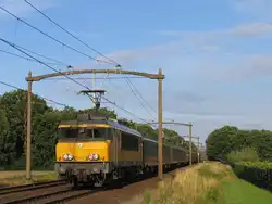 1749 mit IC 1949 Den Haag CS-Venlo bei Vlierden am 17-7-2012.