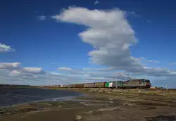 BB 7258 mit BB 27143 im Schlepp durchfährt die Salinen von Port la Nouvelle, 01.09.2012.