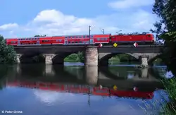 DB BR 143 vor RB 26177 Lutherstadt Eisleben - Halle Saale Hbf., KBS 590 Nordhausen - Halle, fotografiert auf der Saalebr�cke bei Angersdorf am 09.07.2011