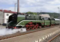 Nachdem 18 201 am Nachmittag des 01.09.2012 mit einiger Versp�tung aus dem Dampflokwerk kam, dr�ckt sie jetzt ihren Zug der Sonderzugveranstaltungen Chemnitz, welcher anl��lich der XVIII.