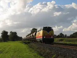 D20 (ehemalige DB 221 147-2) der Bentheimer Eisenbahn AG mit G�terzug 229 Coevorden de Heege (NL)-Bentheim Nord bei Emlichheim am 18-9-2012.