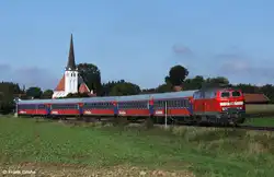 DB 218 466-1 mit Sonderzug / Pilgerzug BTE Bahn TouristikExpress von Kronach nach Alt�tting, KBS 945 Landshut - M�hldorf, fotografiert bei G�tzdorf am 10.09.2011