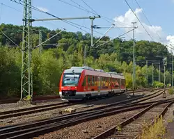 Dieseltriebwagen 648 204 / 704 (Alstom Coradia LINT 41) der DreiL�nderBahn als RB 95 (Au/Sieg-Siegen-Dillenburg), f�hrt am 22.09.2012 in den Bahnhof Betzdorf/Sieg ein.