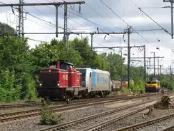 D25 (ehemalige DB 211 345-4) der Bentheimer Eisenbahn AG und 185 686-3 (Railpool Peterson) in die N�he von Bahnhof Bentheim am 12-7-2012.