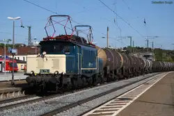 194 178-0 f�hrt mit einem Kesselwagenzug durch den Bahnhof von Ansbach (30.09.2012)