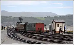 Meine zwei Kollegen kommen zu Fuss �ber den Cob, w�hrenddem die Rangierlok Criccieth Castle zwei 