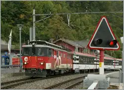 Der De 110 021-3 mit dem IR 2214 von Luzern nach Interlaken verl�sst den Bahnhof Brienz.